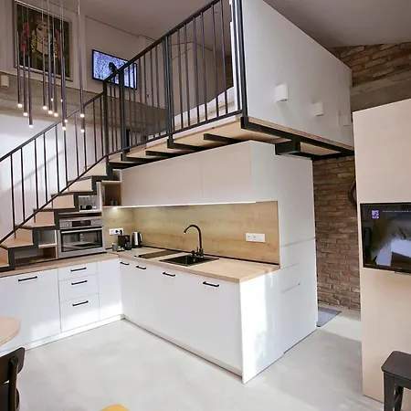 27 アパート ヴァルナ